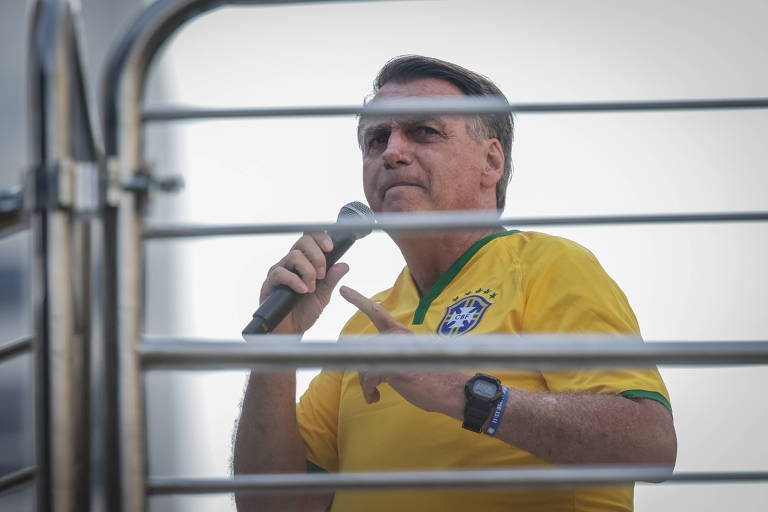 Jair Bolsonaro (PL) discursa durante ato na Avenida Paulista na tarde deste domingo (25), em São Paulo.