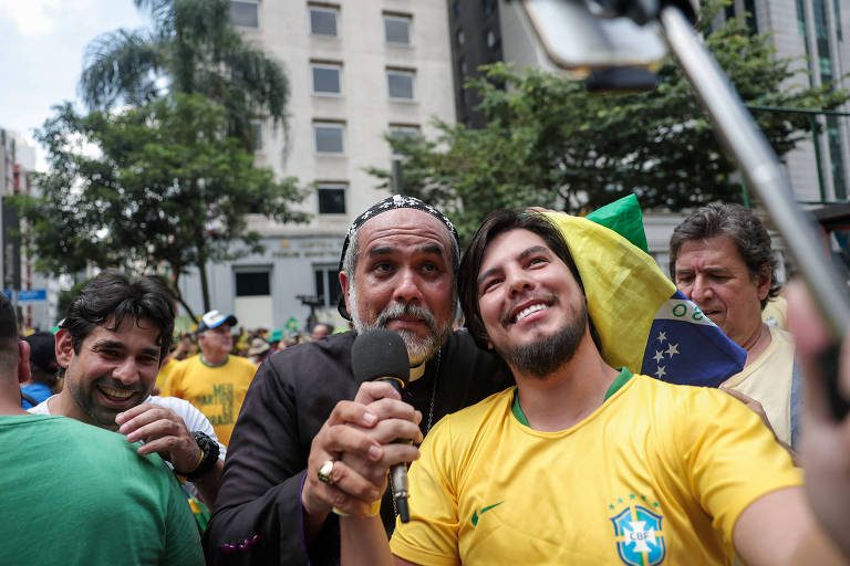 Padre Kelmon (PRD) participa de ato pró-Bolsonaro (PL) neste domingo (25) na avenida Paulista, em São Paulo; ex-presidente convoca manifestação no momento em que é alvo de investigação da Polícia Federal.