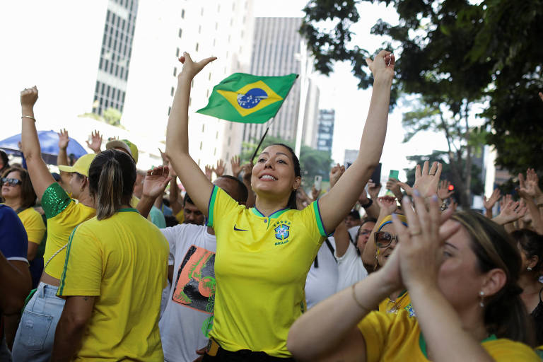 Apoiadores do ex-presidente Jair Bolsonaro (PL) durante ato na avenida Paulista, em São Paulo.