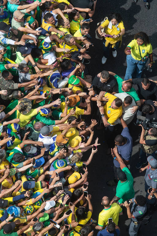 Jair Bolsonaro (PL) cumprimenta apoiadores durante ato na avenida Paulista, neste domingo (25); ex-presidente agradeceu os presentes, lembrou da facada que sofreu em 2018 e fez um balanço de seu governo.