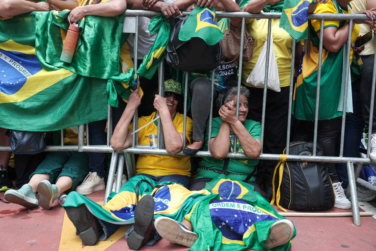 Apoiadores de Jair Bolsonaro (PL) durante manifestação convocada neste domingo (25) na avenida Paulista, em São Paulo.