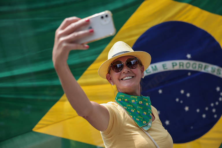 SÃO PAULO, SP - 25.02.2024 - Simpatizantes de Jair Bolsonaro (PL) durante manifestação em apoio ao ex-presidente convocada por ele próprio neste domingo na avenida Paulista, em São Paulo. Confirmaram presença o governador do estado, Tarcísio de Freitas (Republicanos), o prefeito Ricardo Nunes, o governador de Minas Gerais, Romeu Zema entre outras autoridades. (Foto: Danilo Verpa/Folhapress, PODER) ORG XMIT: 607181