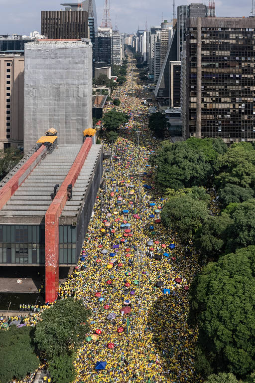 Multidão ocupa a avenida Paulista durante ato pró-Bolsonaro na tarde deste domingo (25), em São Paulo.