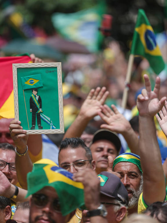 Apoiadores do ex-presidente Jair Bolsonaro (PL) durante ato na avenida Paulista, em São Paulo.