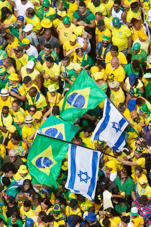 Apoiadores do ex-presidente Jair Bolsonaro (PL) exibem bandeiras do Brasil e Israel  durante ato na avenida Paulista na tarde deste domingo (25) em São Paulo.
