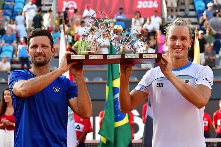 Rafael Matos e o colombiano Nicolas Barrientos com o troféu de duplas no Rio Open