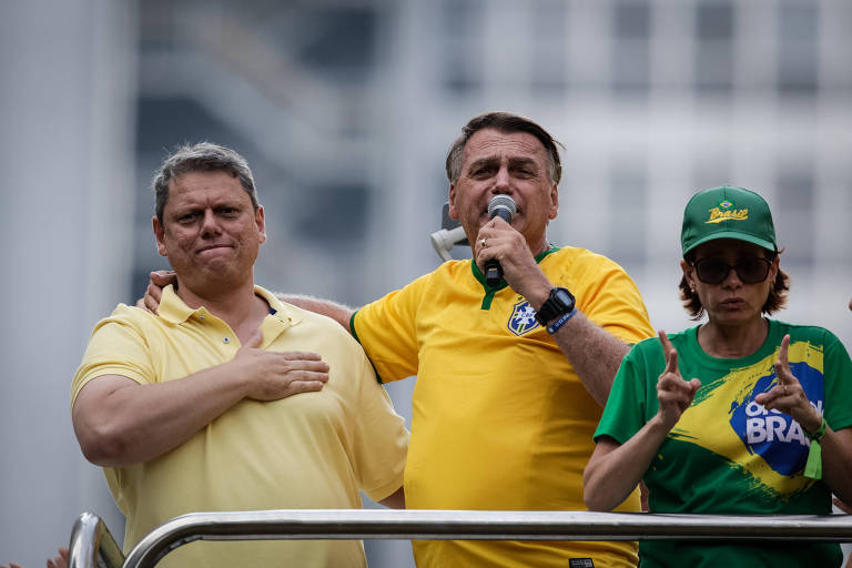 Em discurso, Bolsonaro fala para apoiadores durante ato na Avenida Paulista, acompanhado pelo governador Tarcísio de Freitas (Republicanos) em São Paulo; ex-presidente convoca manifestação no momento em que é alvo de investigação da Polícia Federal.