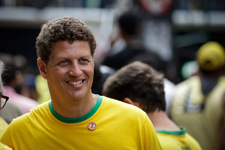 O deputado federal Ricardo Salles (PL) durante ato pró-Bolsonaro, na Avenida Paulista em São Paulo; Salles foi ministro do Meio Ambiente do Brasil de 2019 a 2021, no governo do ex-presindente.