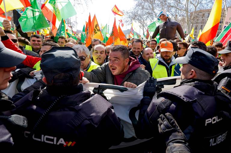 Agricultores europeus protestam na Espanha e Bélgica; veja fotos de hoje
