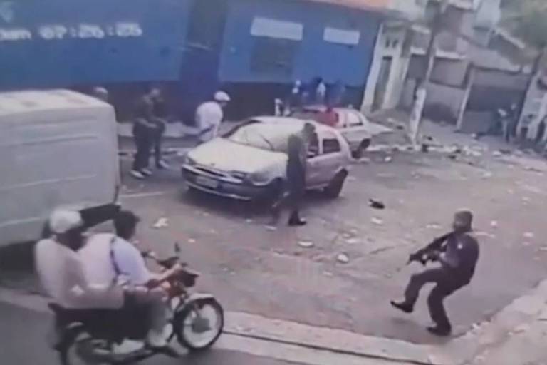 Motociclista morre após abordagem de PM com fuzil em SP; veja vídeo