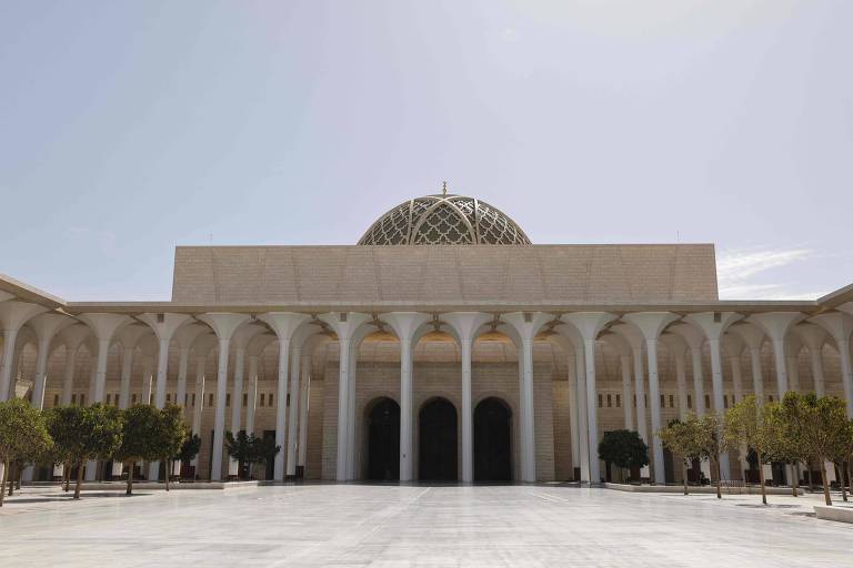 Argélia inaugura maior mesquita do continente africano