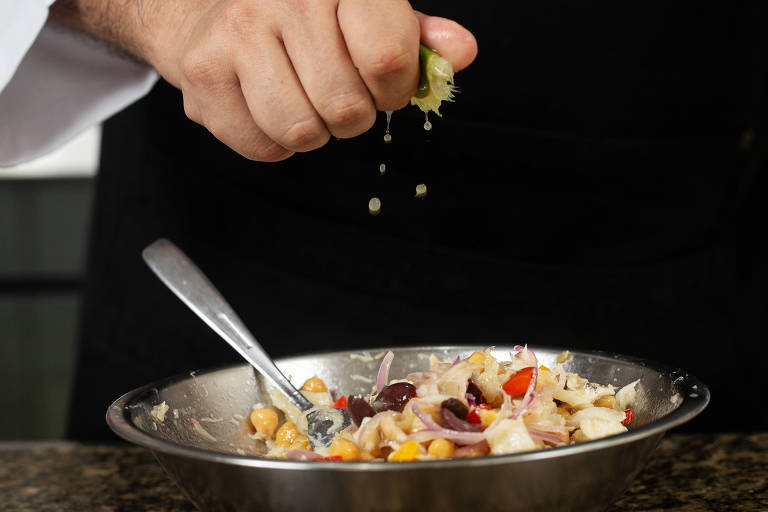 Aprenda a preparar salada de grão-de-bico com bacalhau