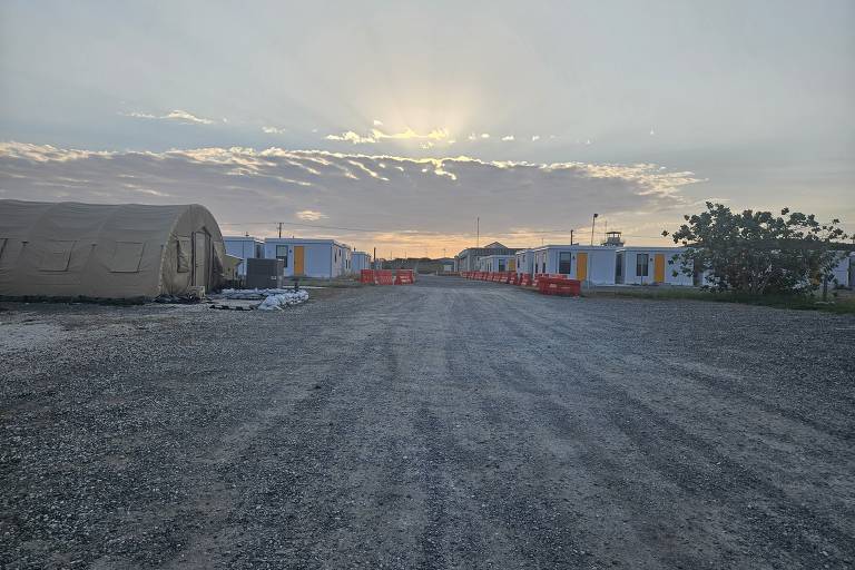 Área conhecida como Camp Justice (Campo Justiça), onde ficam as tendas para visitantes; à direita, mini-casas construídas para alojar pessoas envolvidas no julgamento, quando ele começar