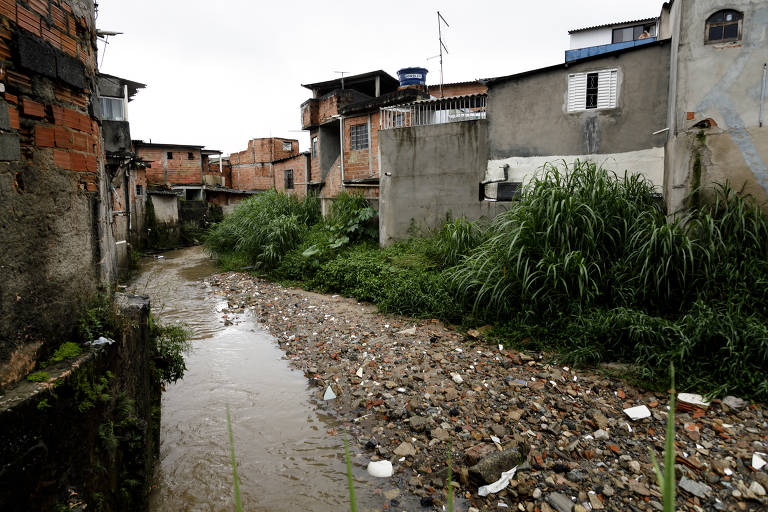 Córrego Rio Verde, na Cidade Lider, tem moradias nas margens