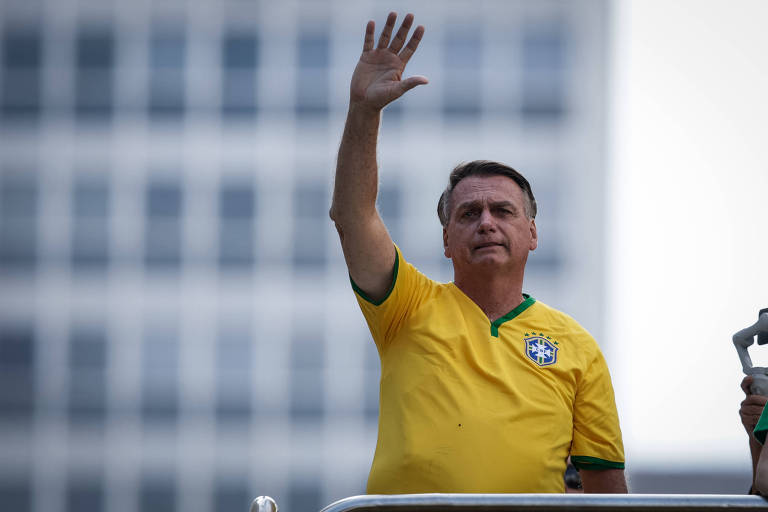 Bolsonaro convocou ato na Paulista às 20h34 e entrou na Embaixada da Hungria às 21h37