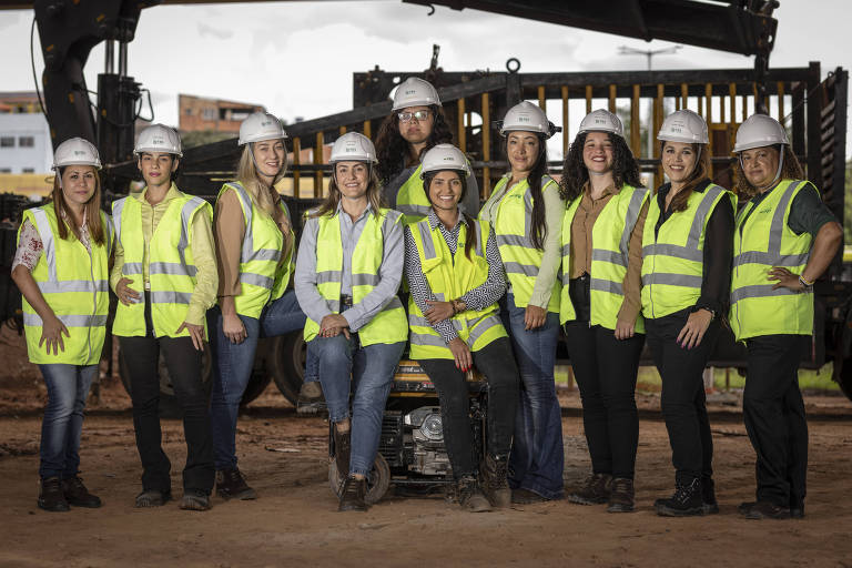 Grupo de dez mulheres envolvido na construção de faixa adicional do Rodoanel
