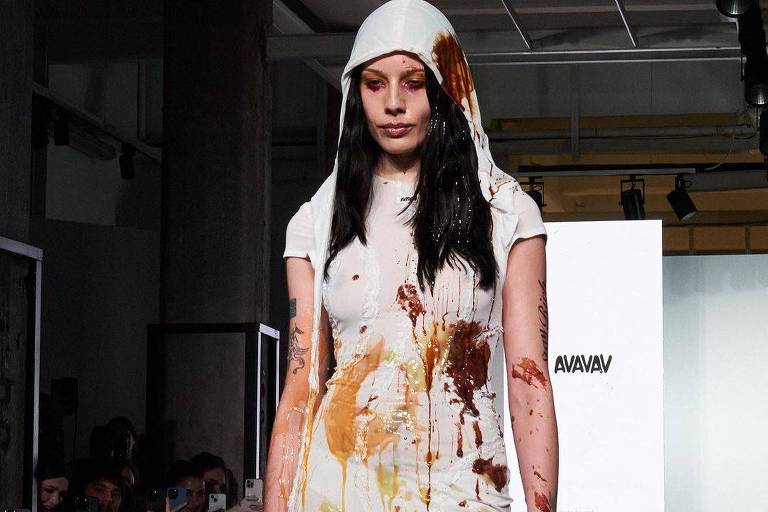 Desfile da Semana de Moda de Milão convida público a jogar lixo nas modelos