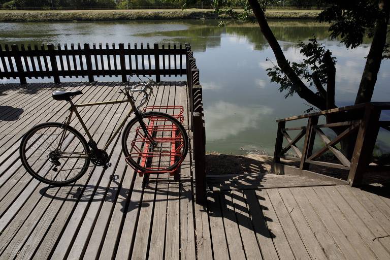 Deque flutuante sobre o rio Pinheiros próximo à ponte Transamérica, em área Zepam