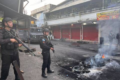 Policiais após removerem barreira na Cidade de Deus, no Rio de Janeiro