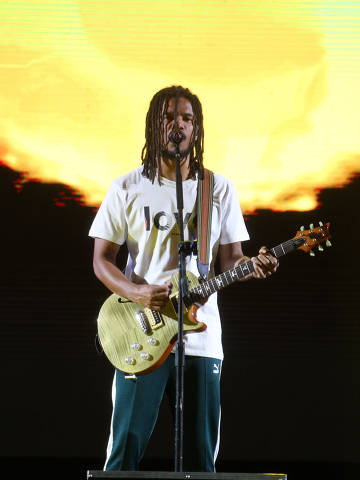 Alexandre, vocalista do Natiruts, durante show no João Rock, em Ribeirão Preto (SP)