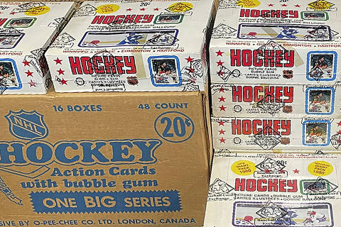 An undated photo provided by Heritage Auctions, HA.com shows a sealed case filled with unopened boxes of Canadian hockey trading cards. A sealed case filled with unopened boxes of Canadian hockey trading cards sold for $3.72 million on Sunday, Feb. 25, 2024, after a father and son in Saskatchewan found them while cleaning the father?s house. (Heritage Auctions, HA.com via The New York Times) -- NO SALES; FOR EDITORIAL USE ONLY WITH NYT STORY SLUGGED HKO TRADING CARDS BY AMANDA HOLPUCH FOR  FEB. 26, 2024. ALL OTHER USE PROHIBITED. -- ORG XMIT: XNYT0831 DIREITOS RESERVADOS. NÃO PUBLICAR SEM AUTORIZAÇÃO DO DETENTOR DOS DIREITOS AUTORAIS E DE IMAGEM