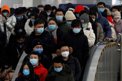 FILE PHOTO: People wearing face masks commute in a subway station during morning rush hour, following the coronavirus disease ( COVID-19) outbreak, in Beijing, China January 20, 2021. REUTERS/Tingshu Wang/File Photo ORG XMIT: FW1