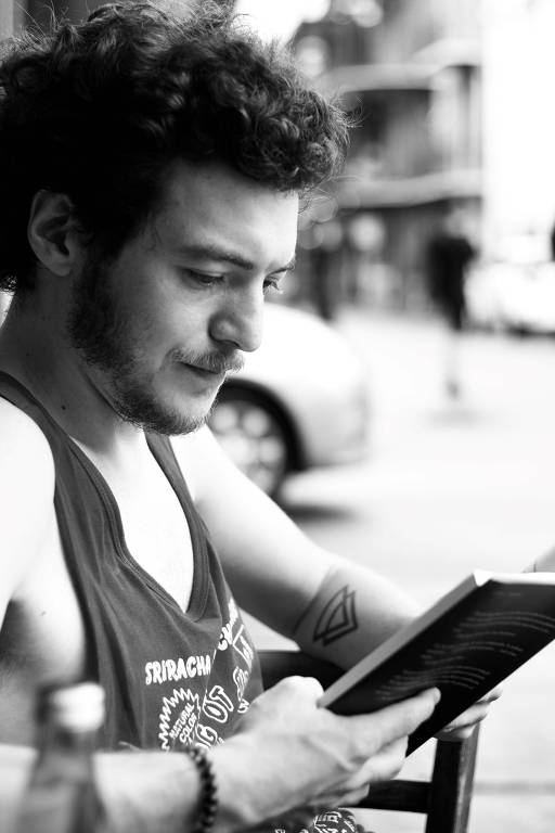 Retrato em preto e branco de homem branco lendo um livro