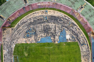 Vista da pista de atletismo destruida do Ibirapuera (Estadio Icaro de Castro Melo) apos realizacao de provas de automobilismo no local