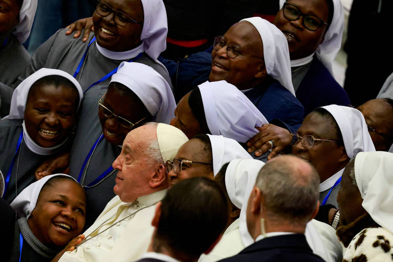 Freiras ao lado do papa Francisco durante audiência no Vaticano