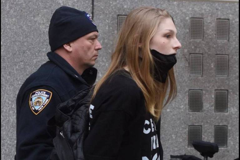 A atriz Hunter Schafer, de 'Euphoria', sendo presa em ato pró-Palestina em Nova York
