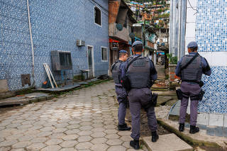 Movimentação de policiais do Baep na Vila Baiana, em Guarujá