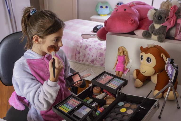 Por que maquiagem infantil virou polêmica no TikTok com as 'Sephora kids'