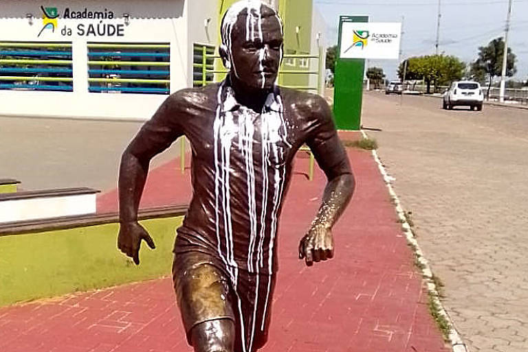 Estátua em homenagem ao ex-jogador Daniel Alves em Juazeiro (BA) foi coberta com tinta branca após condenação por estupro