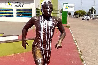 Vandalos picham estatua de Daniel Alves
