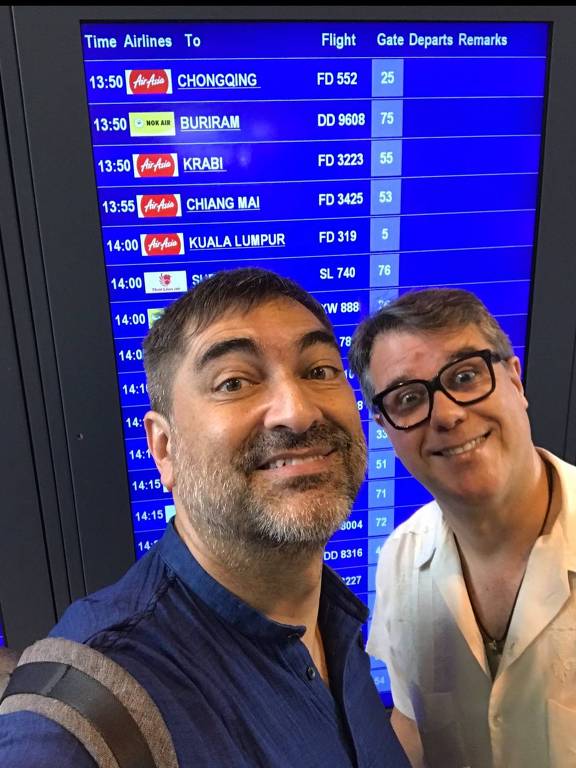 Zeca Camargo e Tony Goes no aeroporto Suvarnabhmi, em Bancoc, em abril de 2018