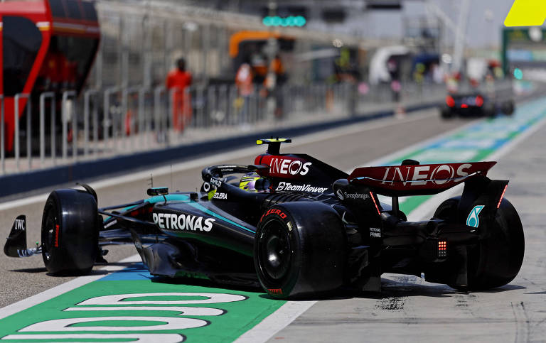 Mercedes de Lewis Hamilton durante testes da F1 no Bahrein