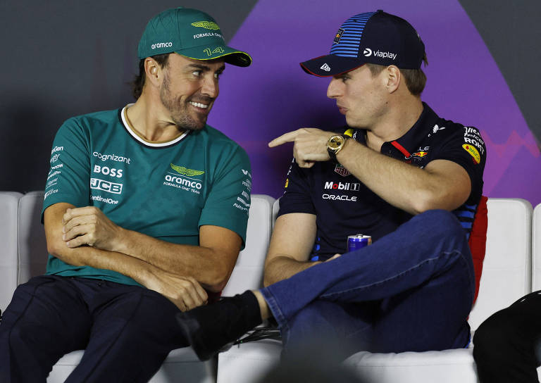Fernando Alonso, da Aston Martin, conversa com Max Verstappen, da Red Bull