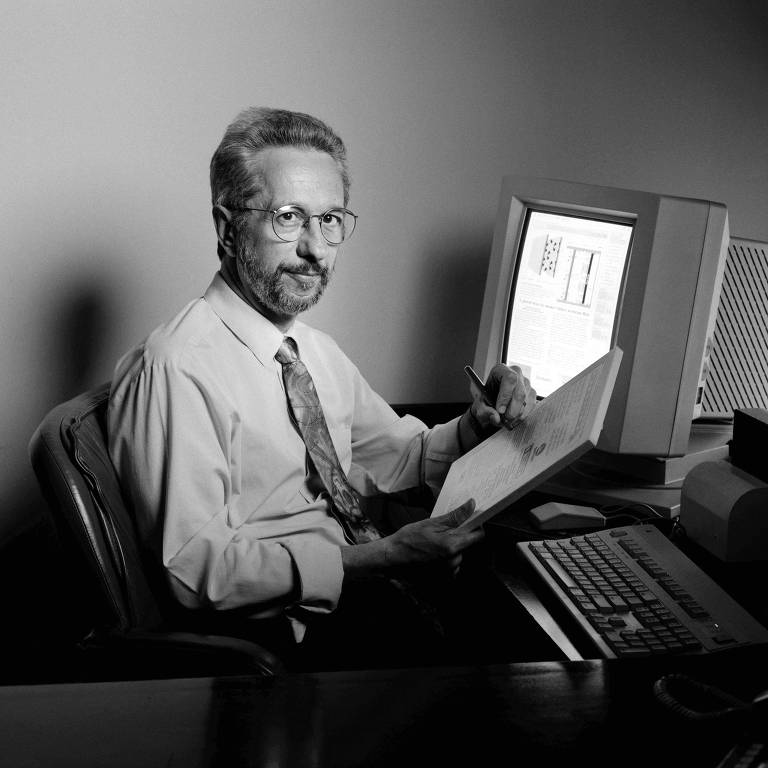 Roger Fidler, who spent 21 years at the Knight Ridder newspaper chain and helped develop technology for lightweight tablets that would use low cost flat-panel displays for subscribers to to view news stories, at the Columbia School of Journalism in New York, June 19, 1992 (Fred R. Conrad/The New York Times)