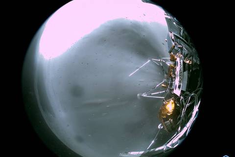 Imagem da sonda Odysseus no momento do pouso na Lua, com propulsor ainda ativo