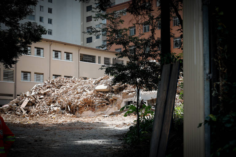 Moradores querem criar movimento para que uma praça pública seja construída no local
