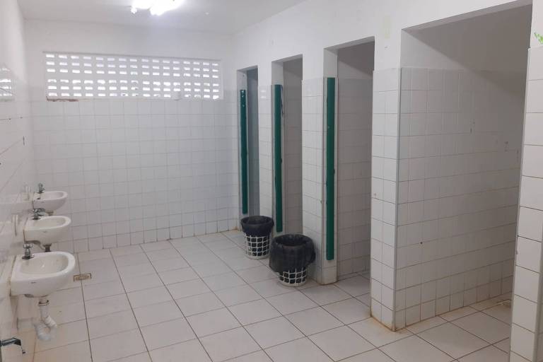 Banheiro de escola pública em Camaçari (BA) 
