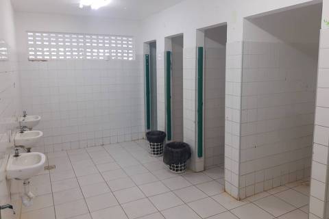 Banheiro de escola pública em Camaçari (BA) antes da reforma