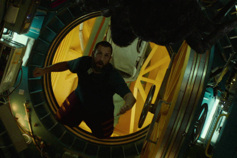 Adam Sandler arrisca ficção científica com aranha gigante em 'O Astronauta'