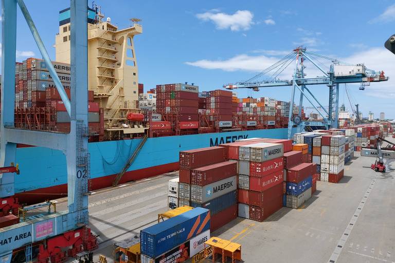Imagem mostra navio sendo carregado no porto de Itajaí (SC)