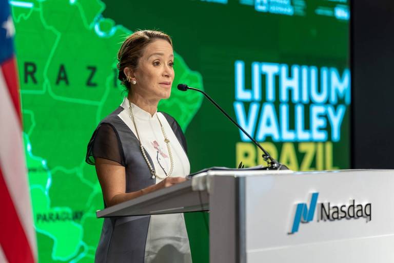 Na Imagem, Ana Cabral, CEO e fundadora das Sigma Lithium, mineradora que produz o lítio com zero carbono usa um vestido verde com manga curtaa. Ela é loira, de estatura mediana e magra.