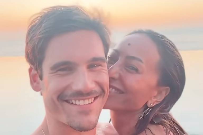 Nicolas Prattes e Sabrina Sato nadam juntos durante férias e postam vídeos para seguidores, nesta quarta (28)
