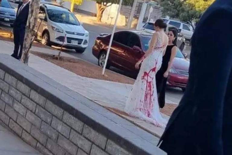 Noiva recebe tinta vermelha em seu vestido no dia do casamento