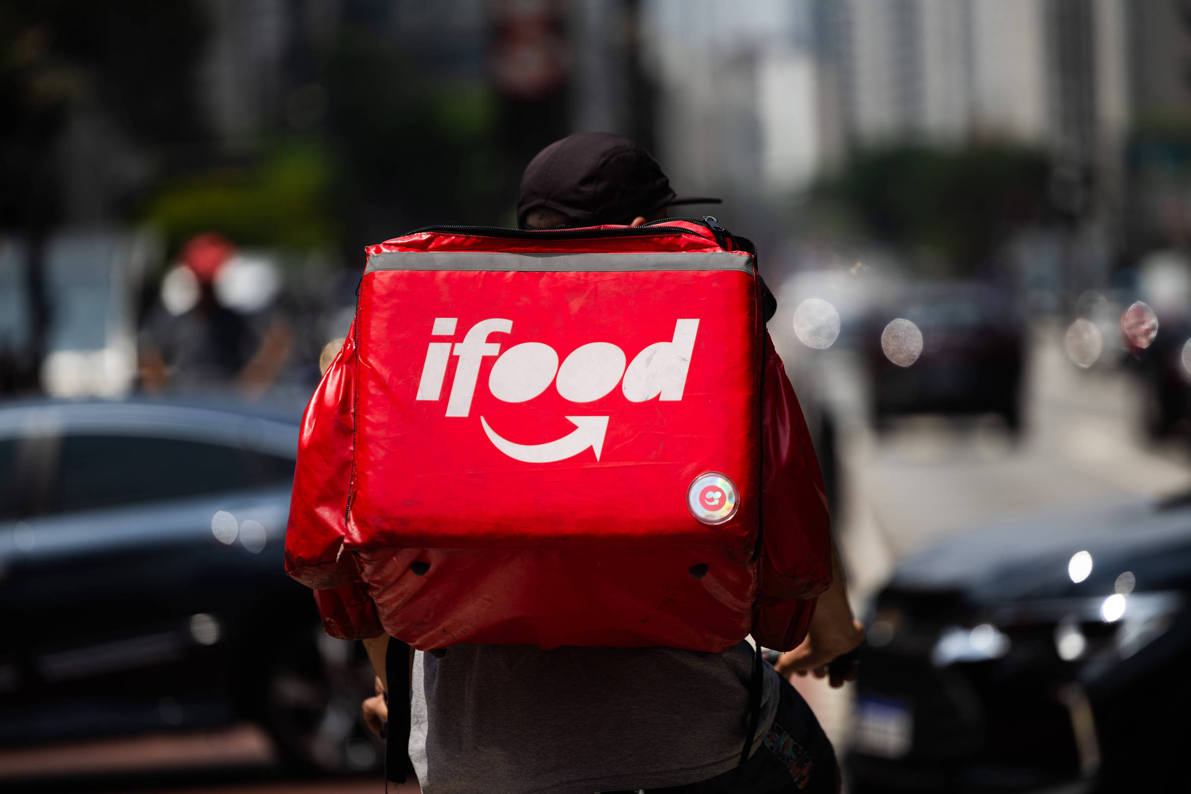 Contra discriminação de entregadores, iFood lança cartilha com Ministério da Justiça