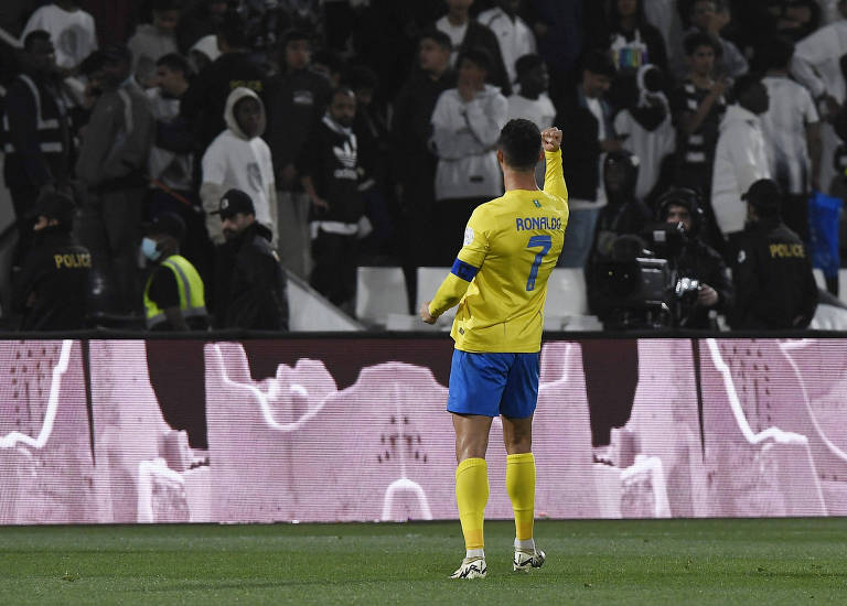 Cristiano Ronaldo diante da torcida do Al Shabab