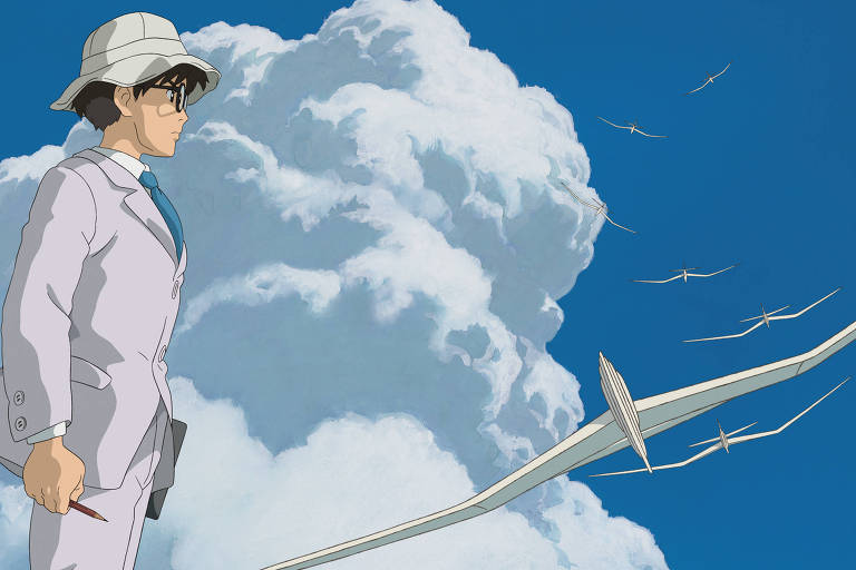 Um homem, de terno e chapéu, em frente ao céu azul com uma grande nuvem branca. Ao lado dele, grandes aviões brancos como garças de papel voam 